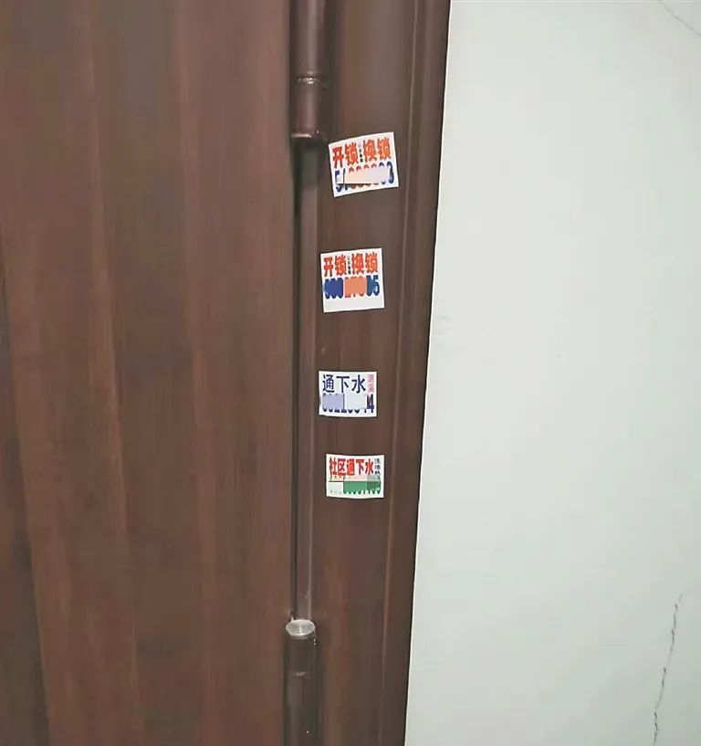 DƬ